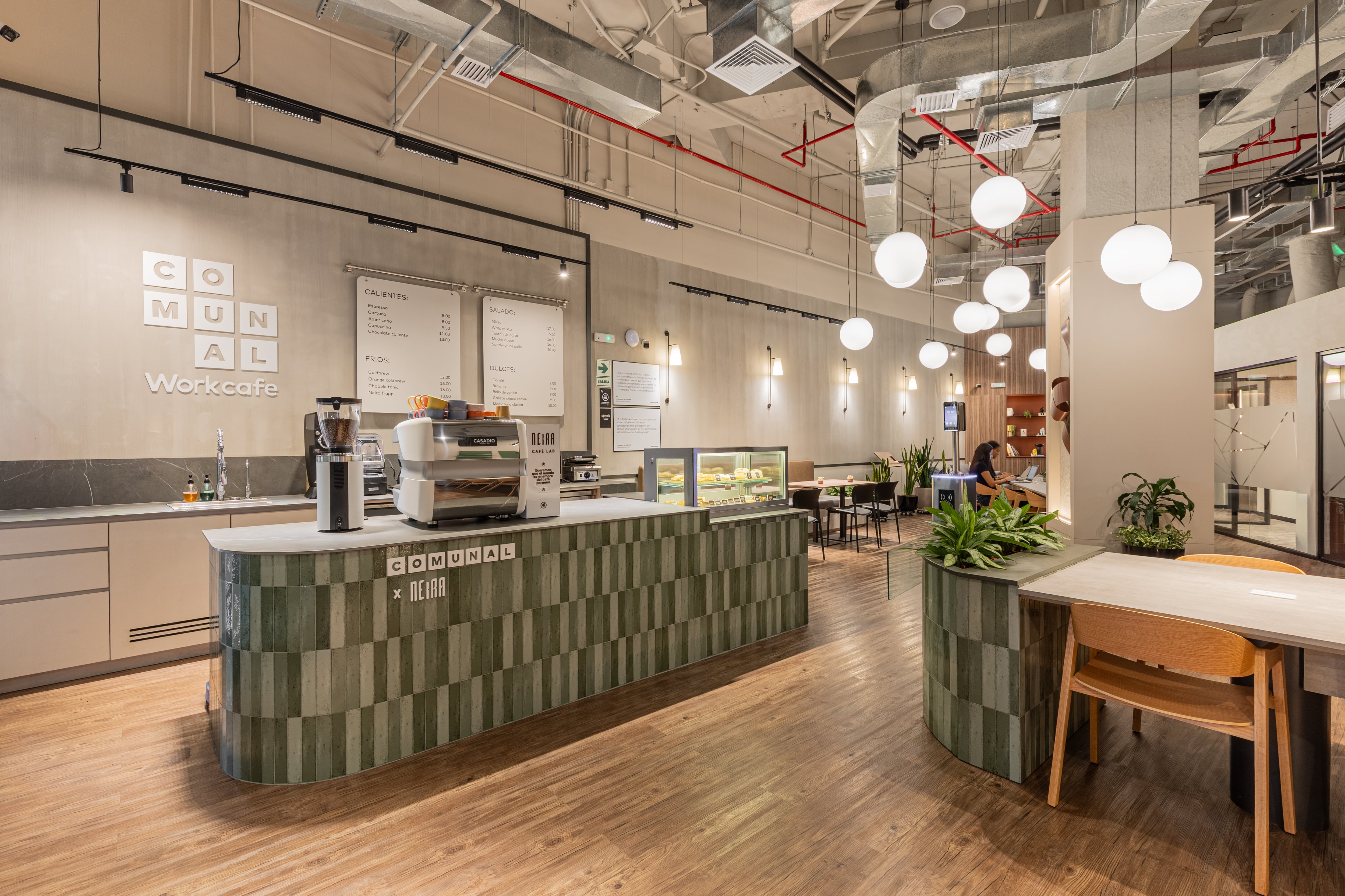 Comunal lanzó “Comunal Workcafe x Neira” en el edificio Leuro, en Miraflores, un espacio que mezcla cafetería abierta al público y oficinas por horas en un mismo lugar. Foto: Comunal.