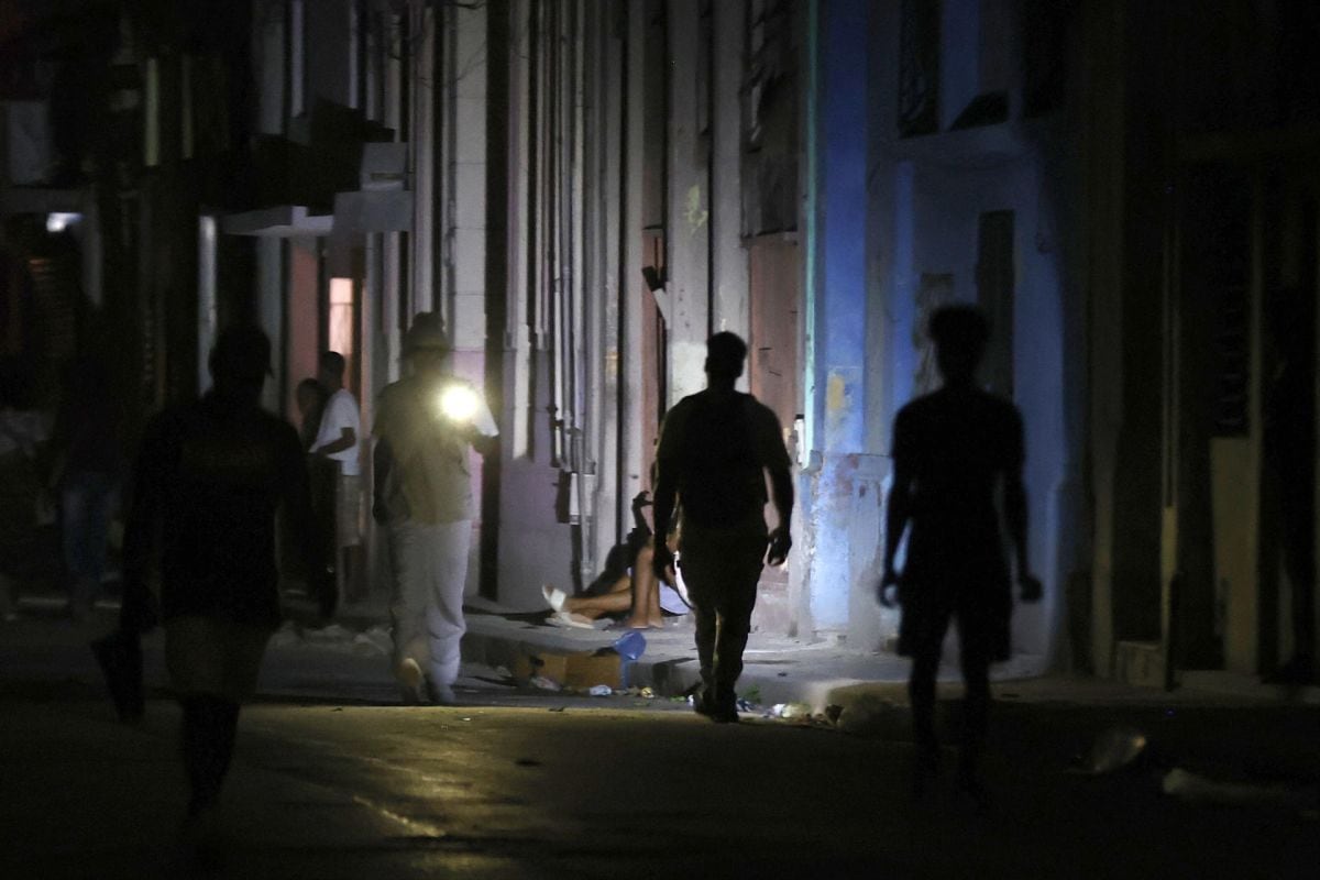 Fotografía de archivo fechada el 01 de julio de 2025 que muestra personas caminando por una calle durante un apagón en La Habana (Cuba). Foto: EFE/ Ernesto Mastrascusa ARCHIVO