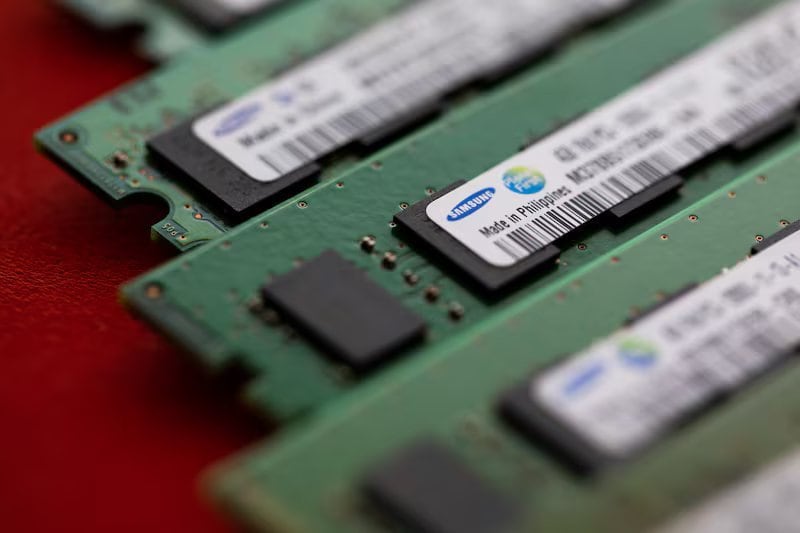 Las grandes tecnológicas que desarrollan modelos de IA compran memorias y semiconductores para sus centros de datos prácticamente con “cheque en blanco”, y los fabricantes priorizan esos pedidos frente a los de la electrónica de consumo.