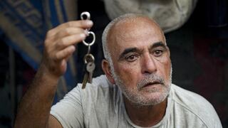 Las llaves de casa tienen peso simbólico para familias desplazadas por guerra en Gaza