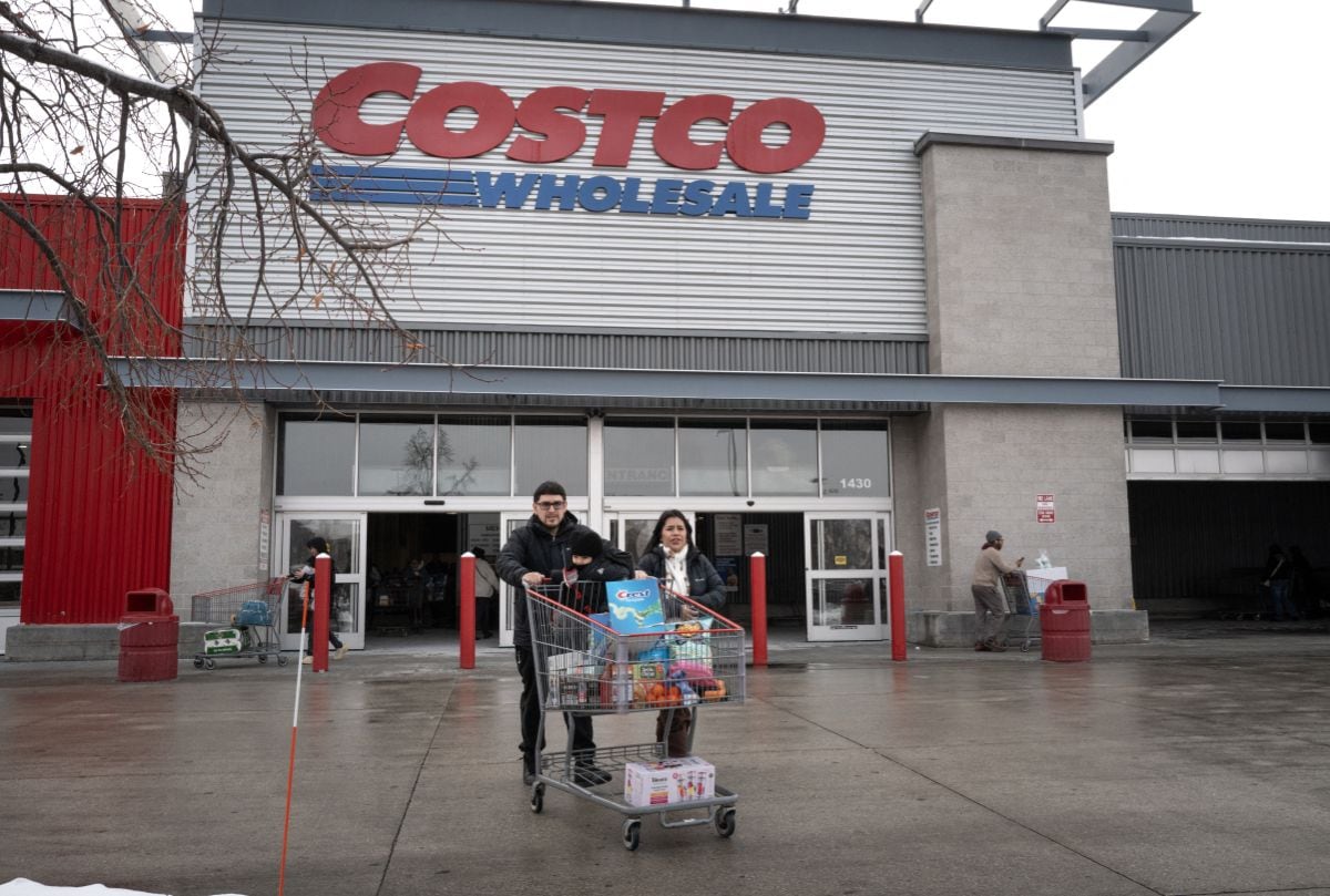 La cadena mayorista cerrará todas sus sucursales en EE.UU. por 24 horas en mayo, por lo que los clientes deberán adelantar o postergar sus compras para ese día. En la imagen, clientes caminan por el estacionamiento de una tienda Costco en Chicago, Illinois, el 2 de diciembre de 2025 (Foto: Scott Olson / Getty Images / AFP)