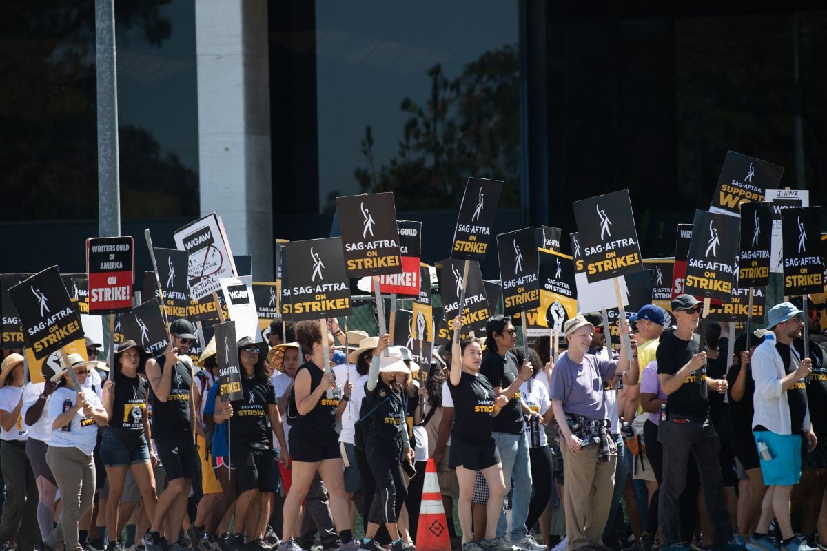 Miles de actores de Hollywood se declararon en huelga a la medianoche del 13 de julio de 2023, trayendo efectivamente el el gigante negocio del cine y la televisión se detiene cuando se unen a los escritores en la primera huelga de toda la industria en 63 años. (Foto de Valerie Macon / AFP)