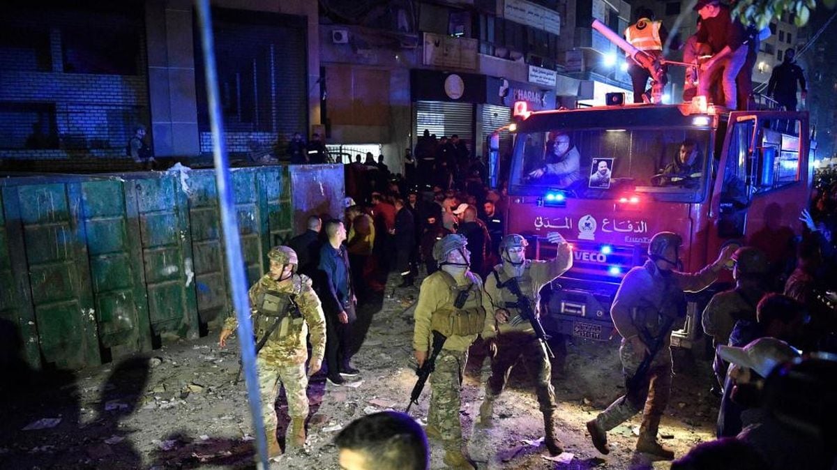 Soldados libaneses caminan en el lugar de una explosión en el distrito sur de Dahiyeh, BeirutEFE/EPA/ABBAS SALMAN