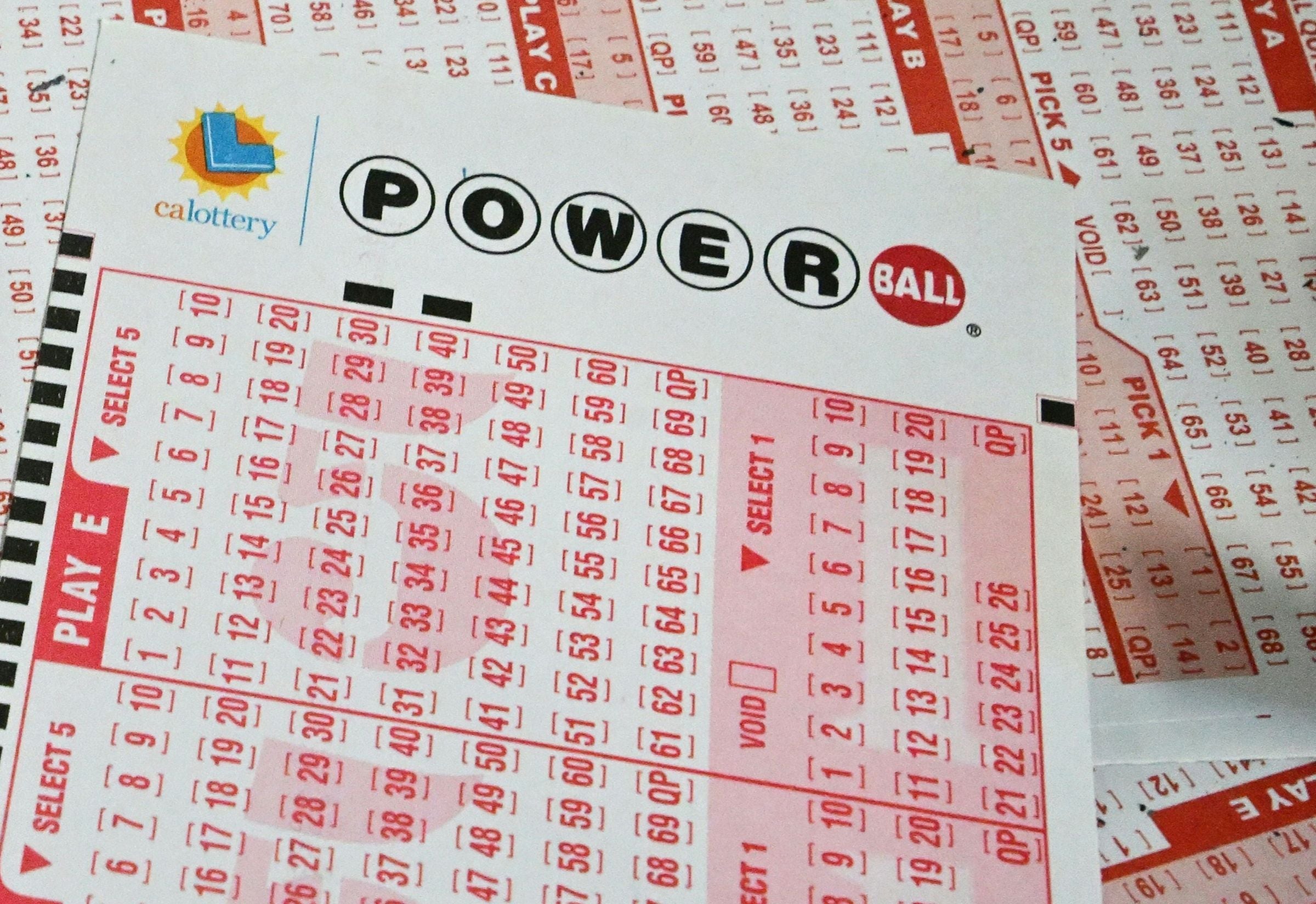Por lo general, los participantes del Powerball pueden reclamar un premio de hasta $600 en cualquier lotería autorizada de la jurisdicción donde compraron el boleto. (Foto: Frederic J. Brown / AFP)