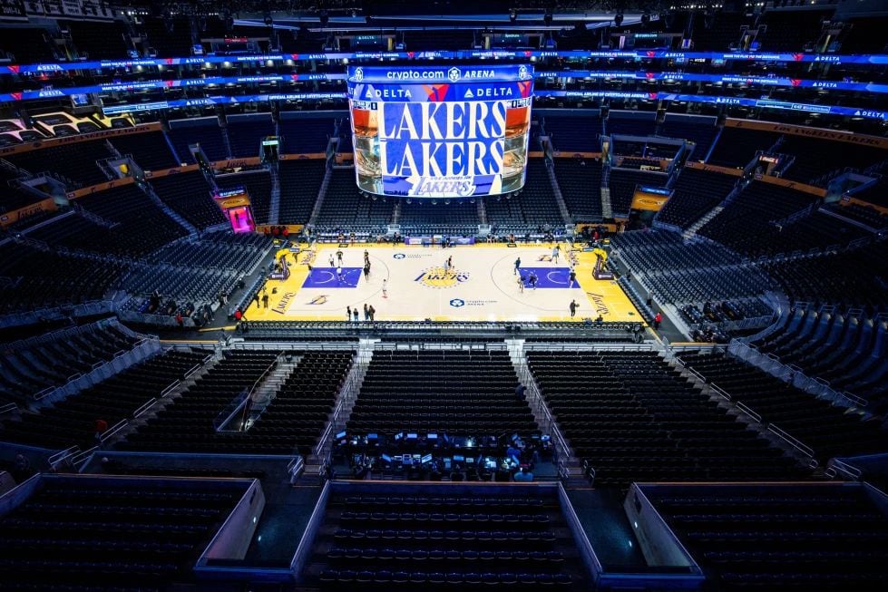 La foto muestra la Crypto Arena en Los Ángeles el 4 de enero de 2026, antes de un partido de los Lakers ante los Grizzlies de Memphis (AP Foto/Ethan Swope, archivo)