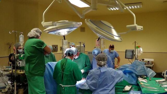 Fallece paciente que recibió primer trasplante de riñón de cerdo 