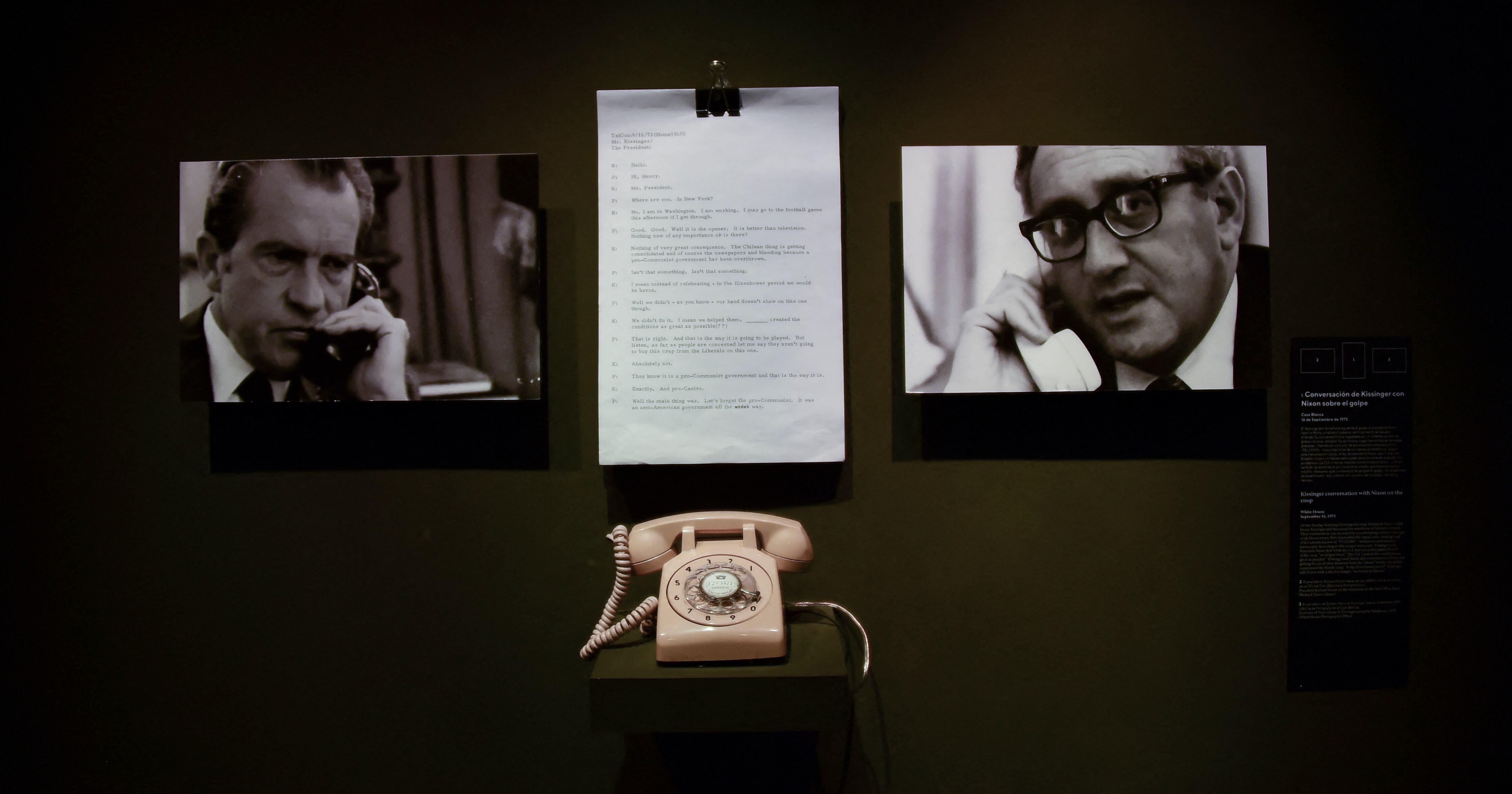 Fotos de Richard Nixon y Henry Kissinger exhibidas en el Museo de la Memoria y los Derechos Humanos durante la exposición "Secretos de Estado: la historia desclasificada de la dictadura chilena" en Santiago el 24 de octubre de 2017. (MARTIN BERNETTI / AFP).