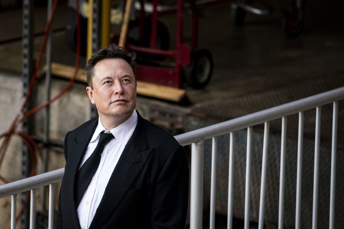 Elon Musk, director ejecutivo de Tesla, sale de la corte para el juicio de SolarCity en Wilmington, Delaware, EE. UU., el lunes 12 de julio de 2021. (Foto: Al Drago/Bloomberg via Getty Images)