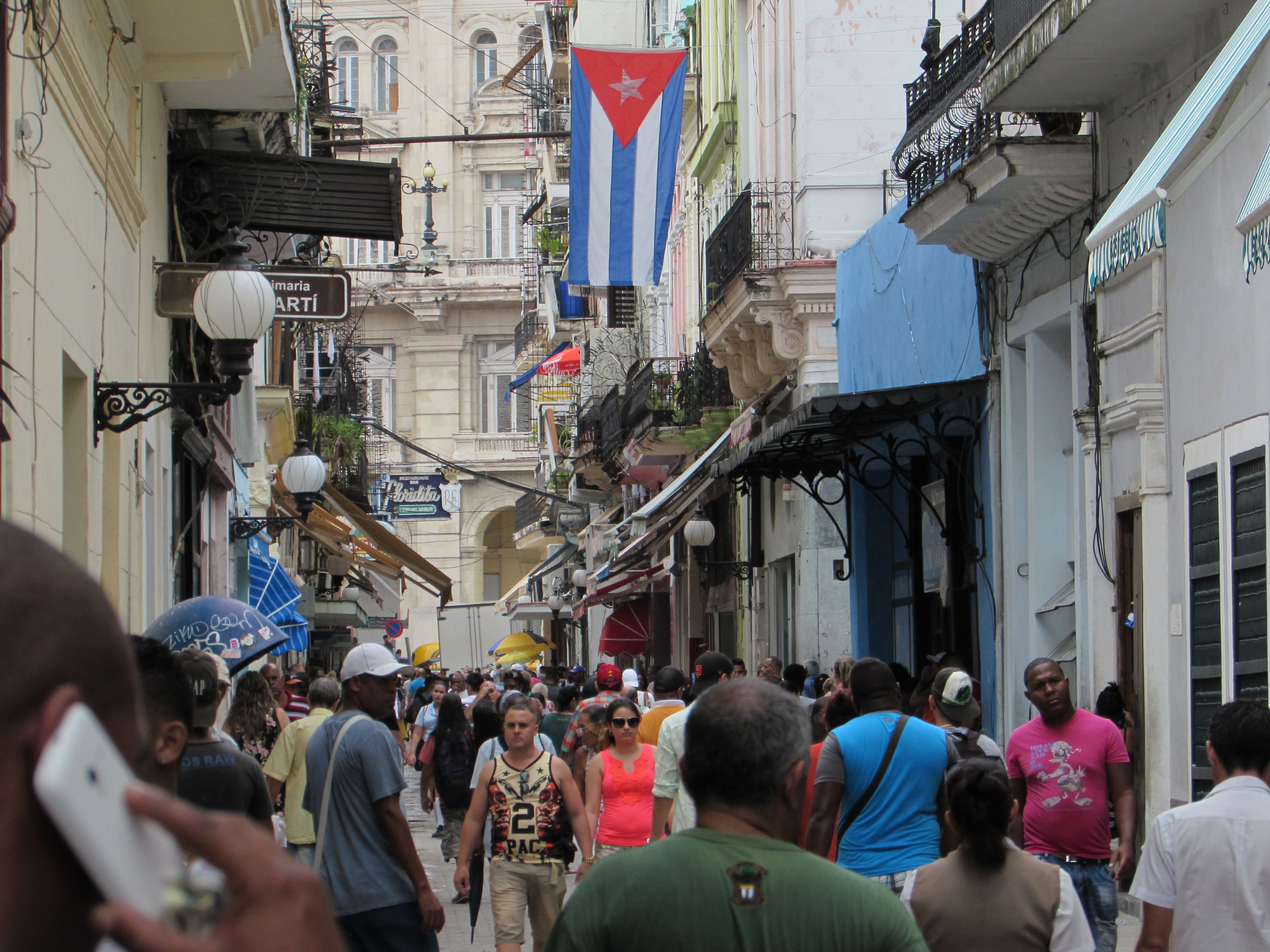 Cuba: una concurrida calle peatonal de la capital.