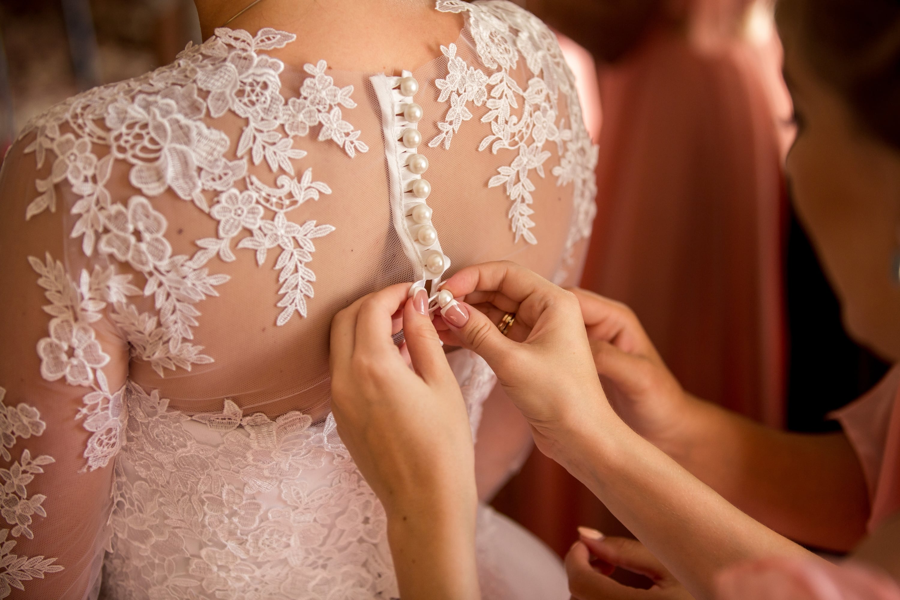 La elaboración de un vestido de novia de lujo es un proceso lleno de detalles que comienza mucho antes de la primera puntada.