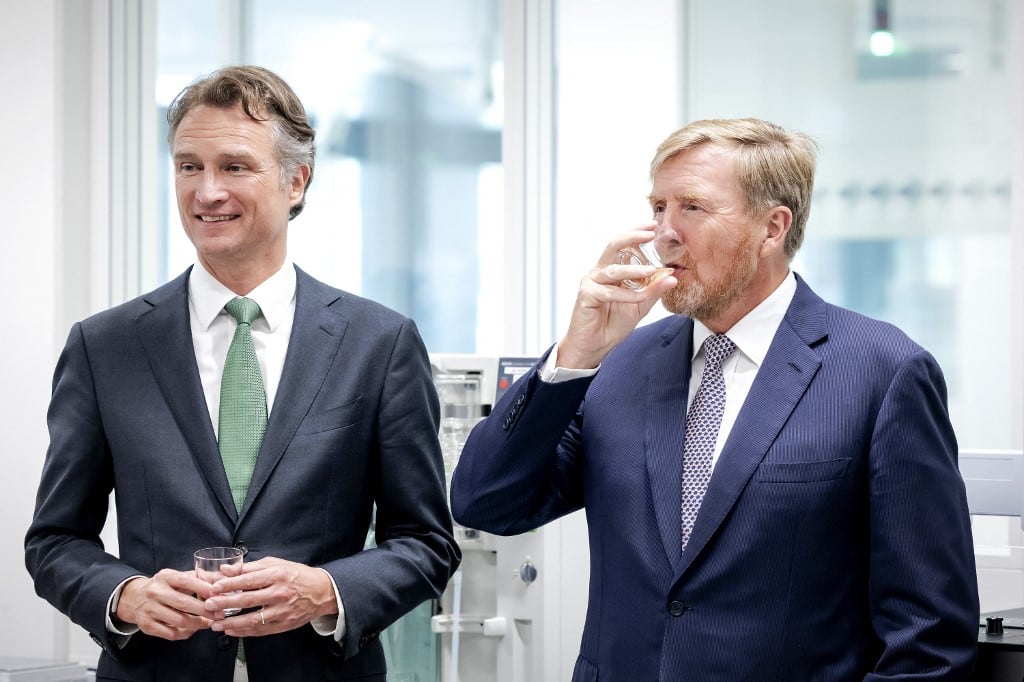 El rey Willem-Alexander de Países Bajos (der.) y el director ejecutivo de Heineken, Dolf van den Brink, visitan el Dr. H.P. Centro Heineken, un centro global de investigación y desarrollo, durante su inauguración en Zoeterwoude, cerca de Zoeterwoude-Rijndijk, el 11 de junio de 2025. (Foto de Robin van Lonkhuijsen / ANP / AFP)