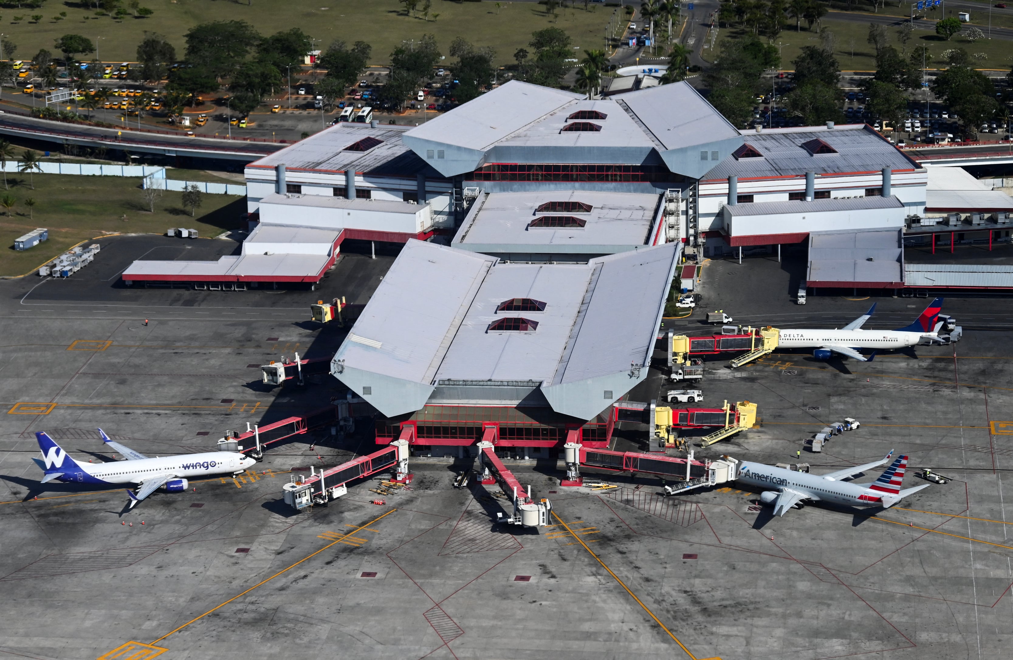 Vista aérea del Aeropuerto Internacional José Martí de La Habana, Cuba, tomada desde un avión el 3 de abril de 2025. (Foto de YAMIL LAGE / AFP).