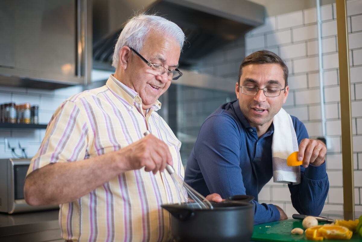 Puedes cocinar junto a tu padre por su día (Foto: Pexels)
