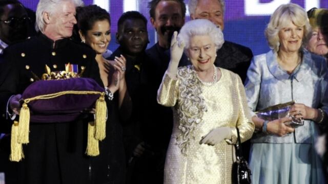 Multitud celebra a la Reina Isabel de Inglaterra