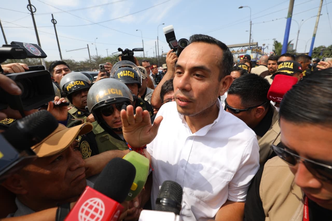 El presidente José Jerí habló con los medios de comunicación, desde la Plaza de Acho, donde se reunió con los transportistas paralizados. Foto: GEC.