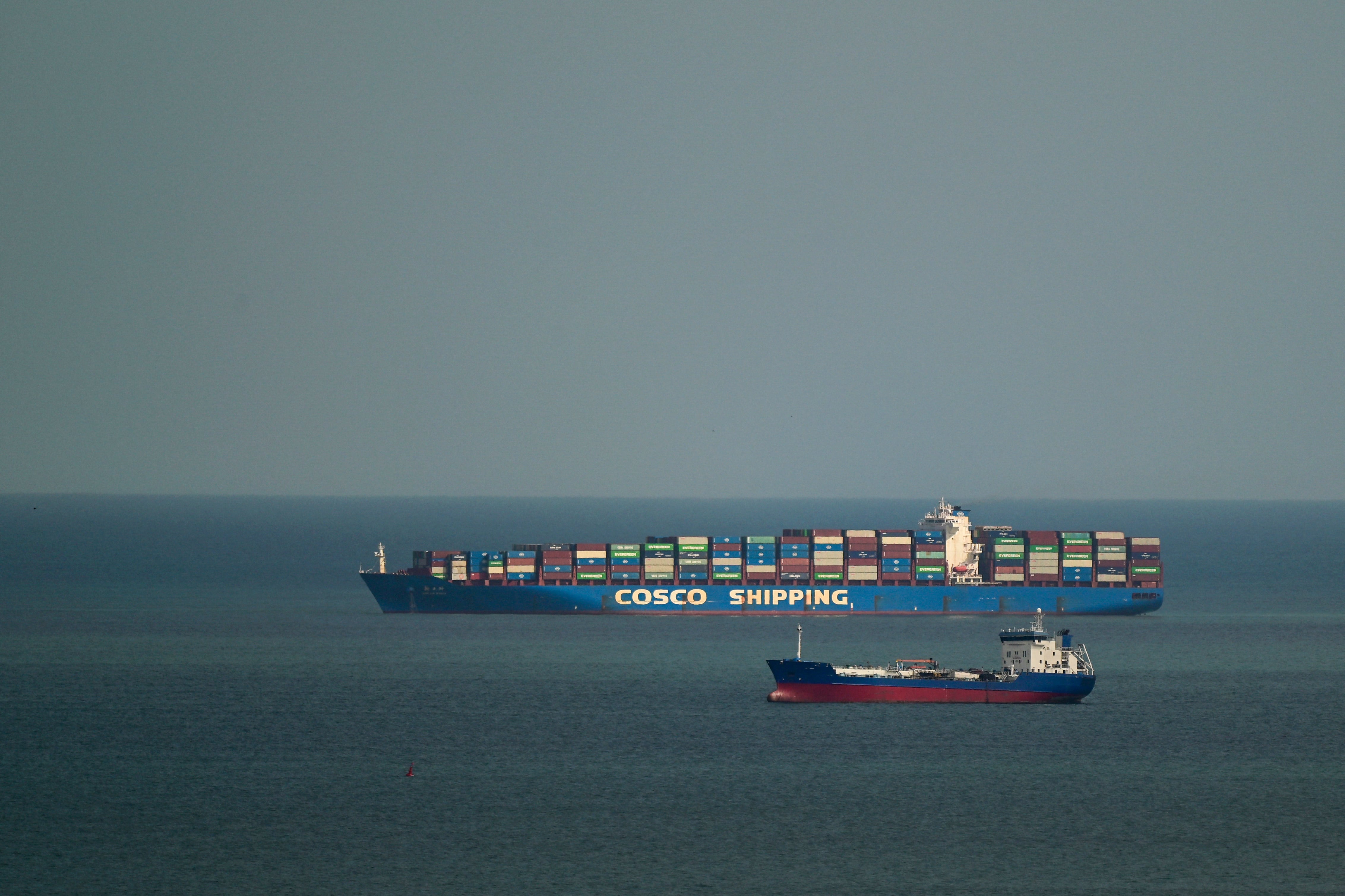 Dos cargueros de la naviera estatal china Cosco Shipping lograron cruzar el estrecho de Ormuz. Foto referencial: MARTIN BERNETTI / AFP