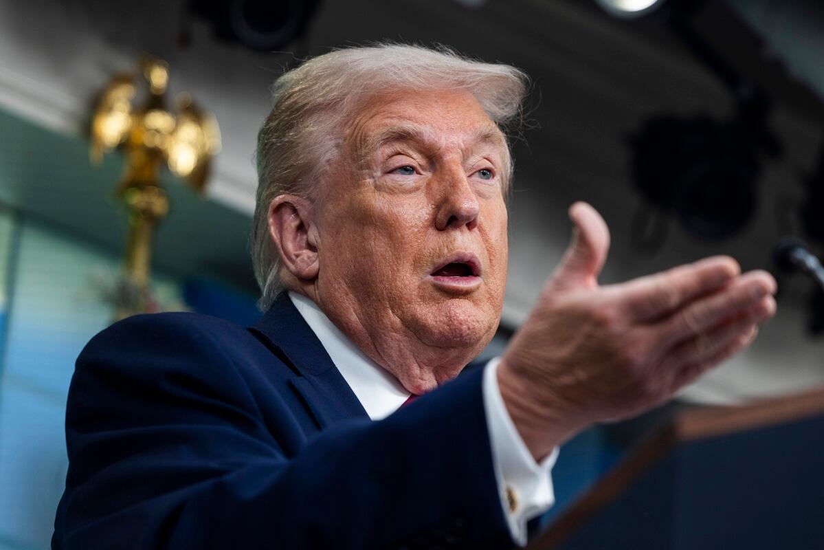 El presidente de Estados Unidos, Donald Trump, ofrece una conferencia de prensa con periodistas en la Casa Blanca en Washington, DC, EE.UU., el 20 de enero de 2026. (EFE/EPA/JIM LO SCALZO)