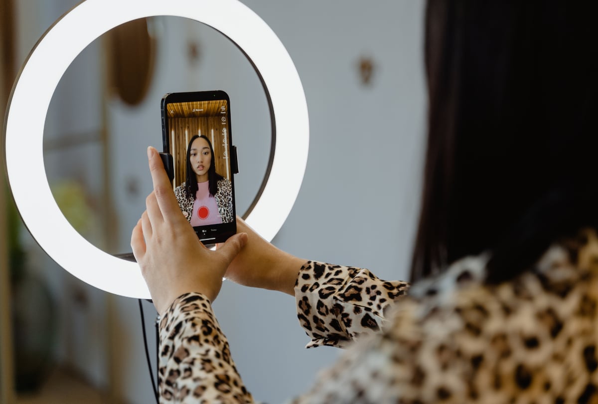 Entérate cuál es el líder con más de 150 millones de usuarios en TikTok y cómo está cambiando el juego (Foto: Canva)