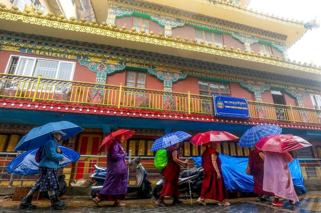 Monjes y monjas tibetanos caminan cerca del templo Tsugla Khang en Mcleodganj, Dharamshala, el 1 de julio de 2025. El líder espiritual tibetano exiliado, el Dalai Lama, dio el 30 de junio la señal más contundente hasta la fecha de que la institución de 600 años de antigüedad continuaría después de su muerte, durante las celebraciones de oración por su 90.º cumpleaños. (Foto de Sanjay BAID / AFP)