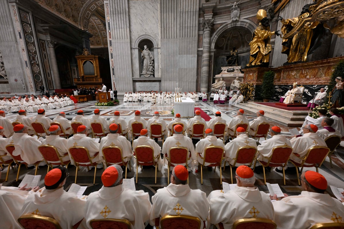 El papa León XIV preside una misa ante cardenales de todo el mundo en la basílica de San Pedro, este jueves en el Vaticano, en una cumbre con la que pretende recabar sus pareceres sobre temas clave para el futuro de la iglesia, a menudo envuelta en divisiones.- EFE/ Simone Risoluti / Dicastero per la Comunicazione