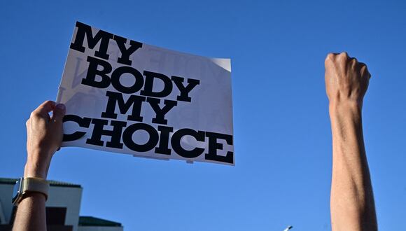 Manifestantes a favor del derecho al aborto se manifiestan en Scottsdale, Arizona, el 15 de abril de 2024. (Foto de Frederic J. Brown / AFP)