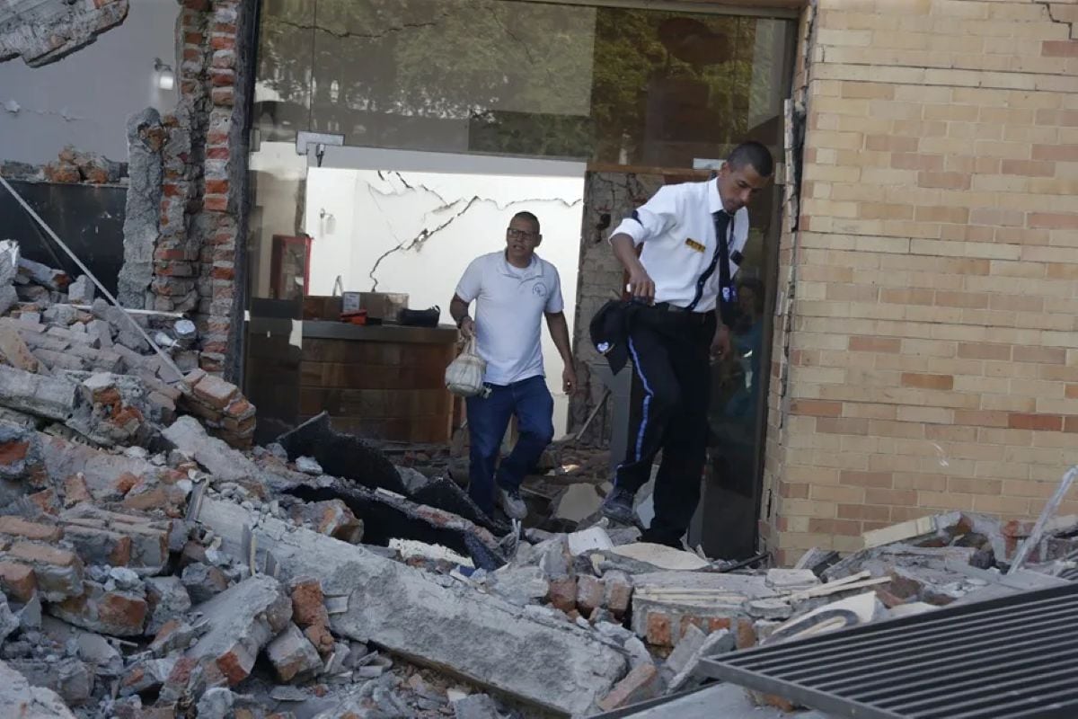 El fuerte sismo de magnitud 7,4 provocó daños en distintas zonas del país y activó labores de rescate y atención de emergencia. Foto: EFE.