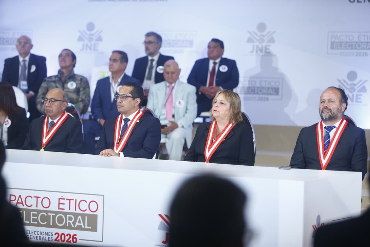 Roberto Burneo y el resto del pleno del JNE en la firma del Pacto Ético Electoral. (Foto: GEC)