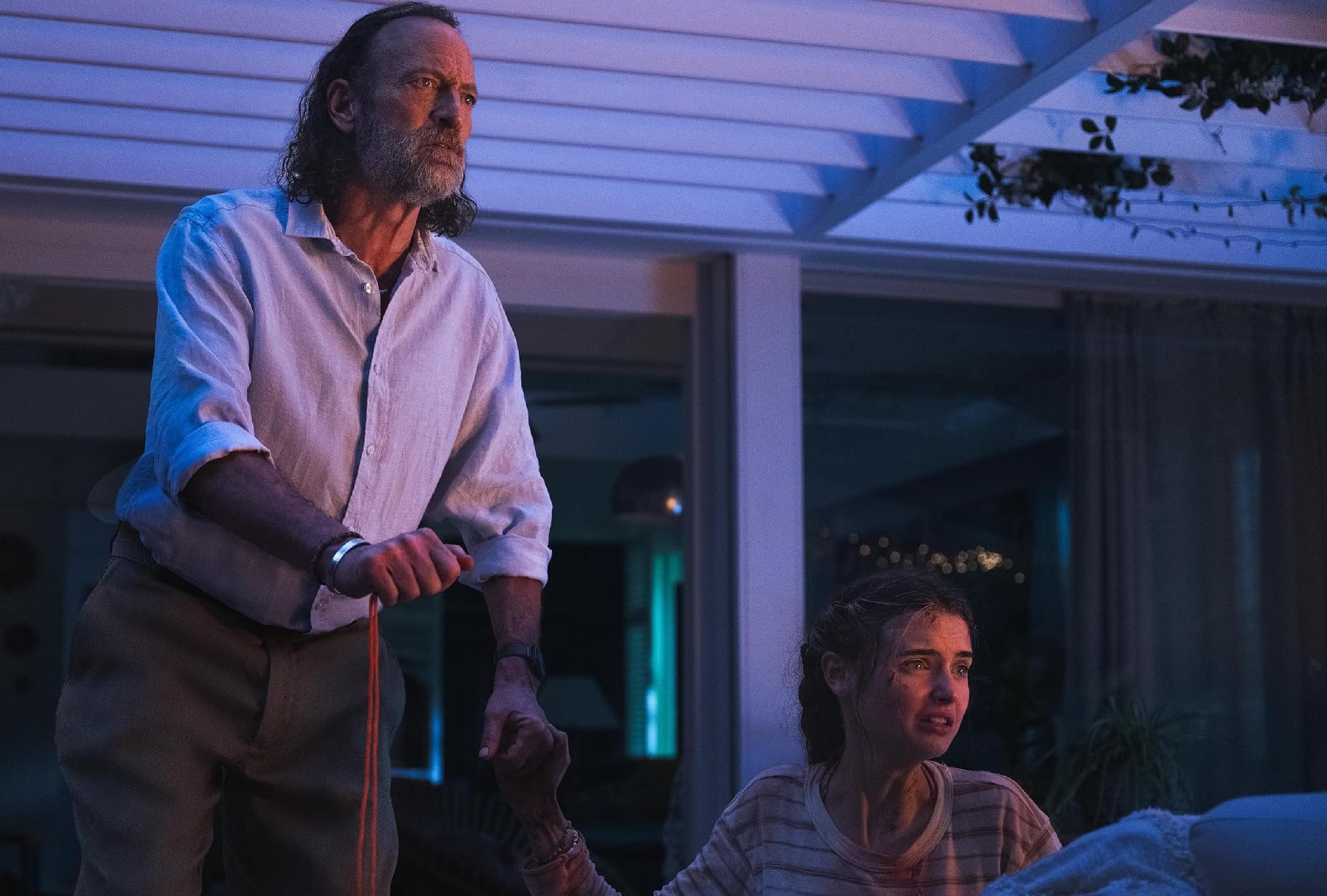 Troy Kotsur interpreta a Adam y Gia Hunter interpreta a Erin en la película de terror "Primate" (Foto: Paramount Pictures)