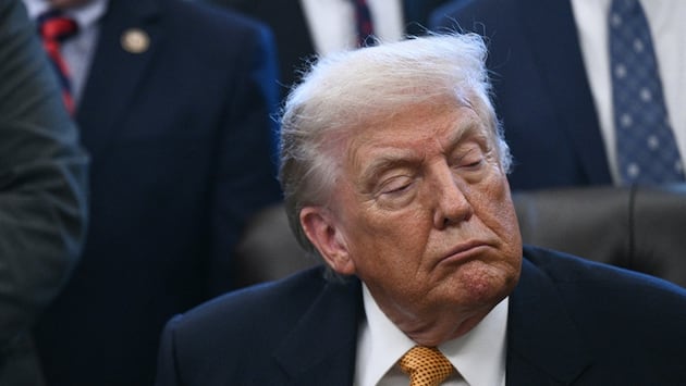 El presidente de Estados Unidos, Donald Trump, observa antes de firmar un proyecto de ley en la Oficina Oval de la Casa Blanca en Washington, DC, el 14 de enero de 2026. (Brendan SMIALOWSKI / AFP)