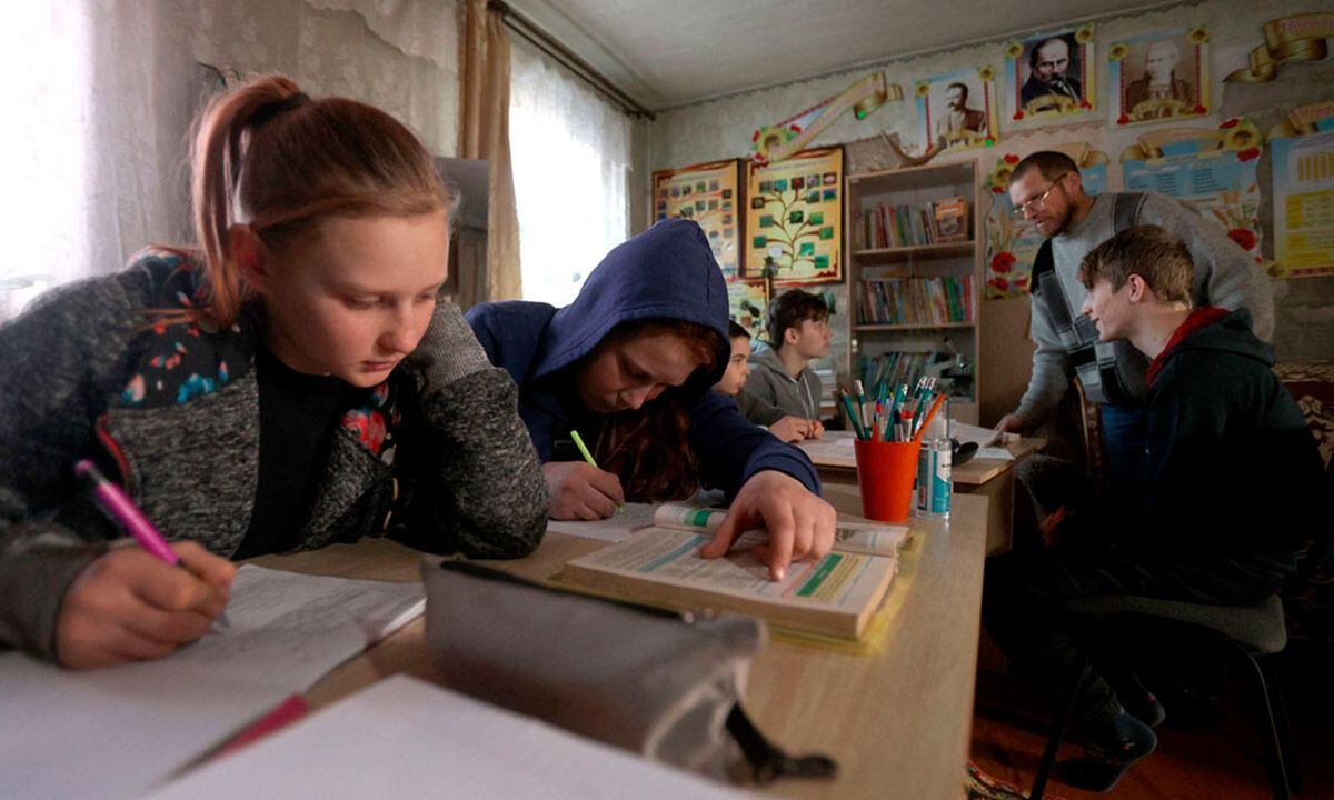 Las clases en formato digital se ven interrumpidas cada día por múltiples alarmas aéreas, explica Evguenia, la madre de Oleksí. (Foto: EFE)