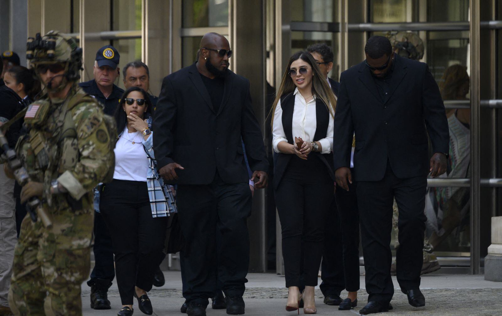 Emma Coronel a la salida de un Tribunal de Brooklyn donde fue sentenciado su esposo en 2019 (Foto: AFP)