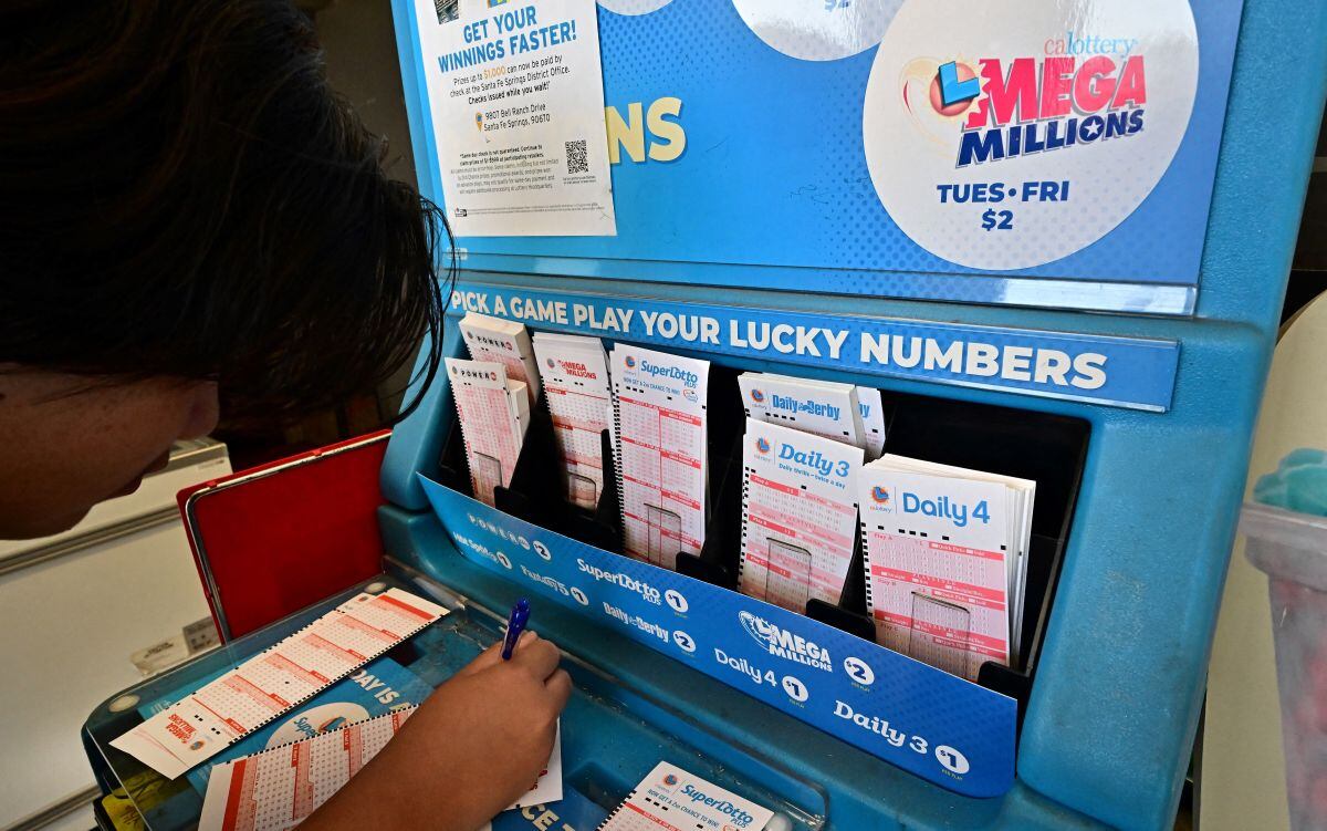 Los números de los boletos de la lotería Mega Millions son seleccionados por un comprador en Los Ángeles, California, el 4 de agosto de 2023 (Foto: Frederic J. Brown / AFP)