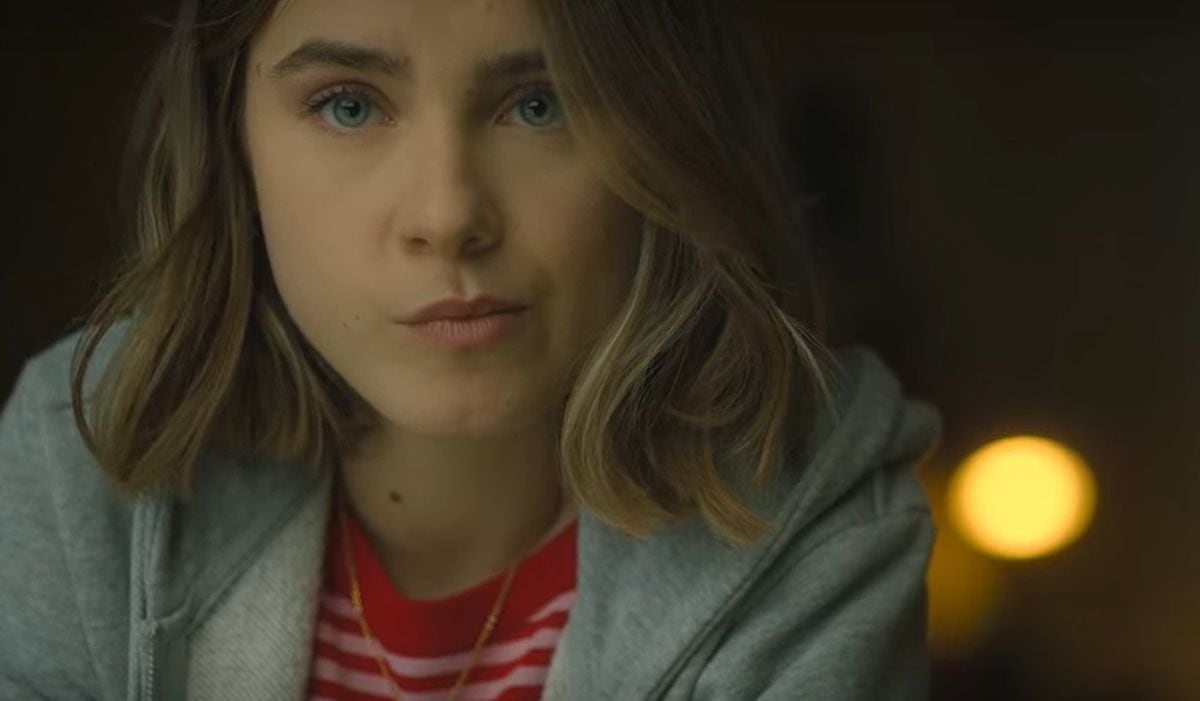 En "A través de mi ventana" se ve la obsesión que Raquel siente por Ares, a quien observa en secreto. Cuando se ve descubierta se propone conquistarlo (Foto: Netflix)