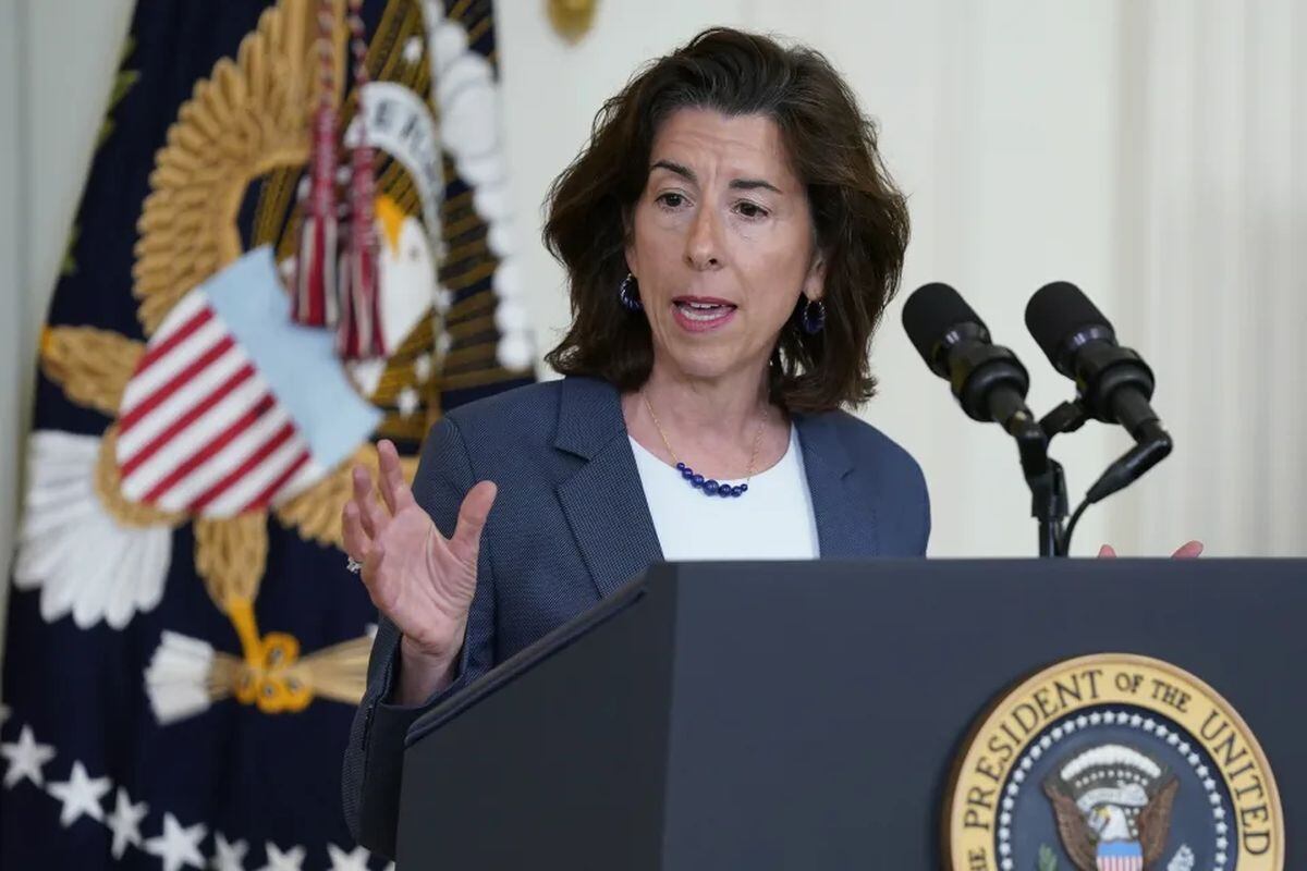 La secretaria der comercio de EEUU Gina Raimondo en la Casa Blanca en Washington (Foto: AP)