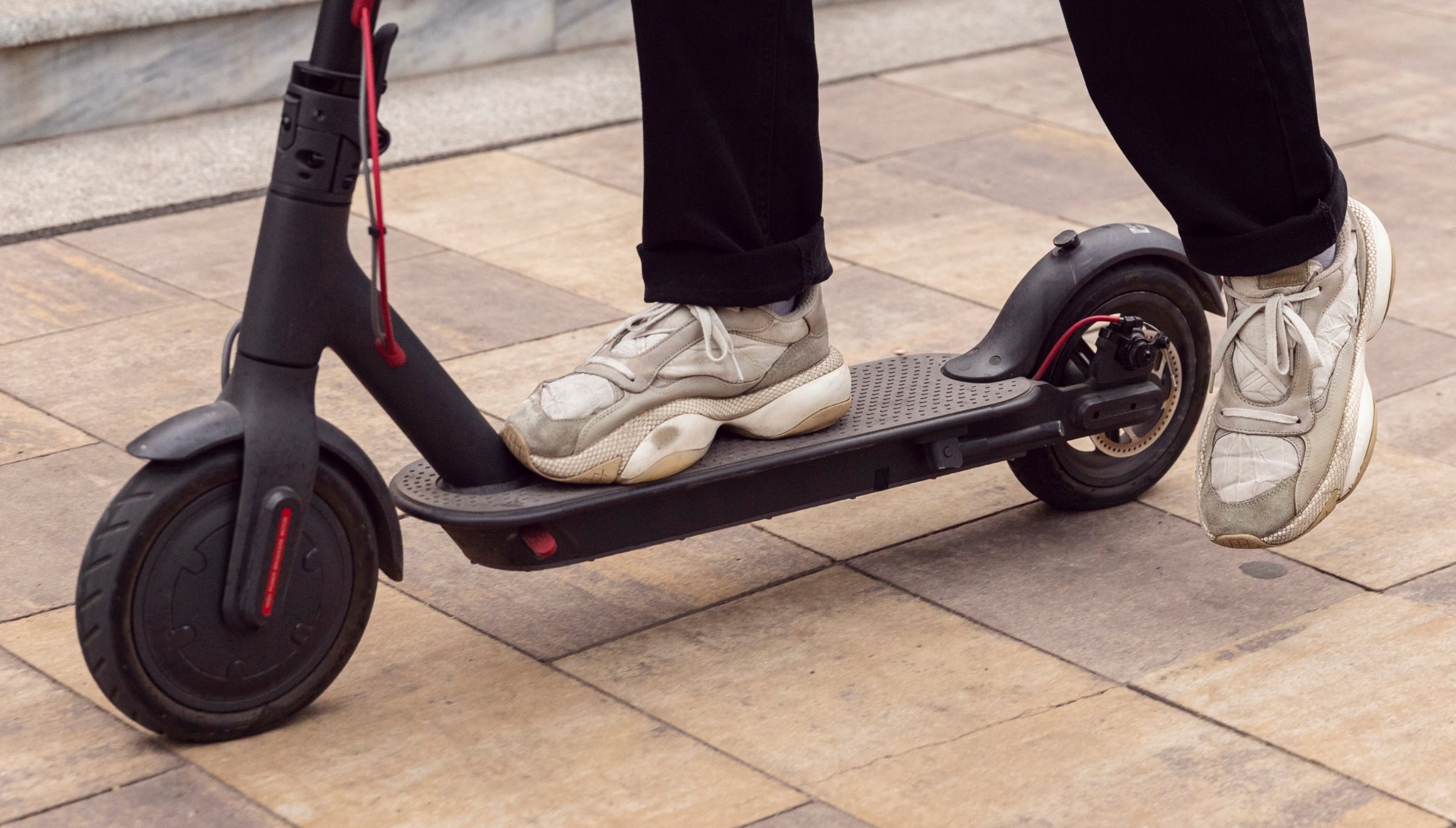 Los usuarios de e-bikes y scooters de Florida están a la espera de la decisión de Ron DeSantis (Foto: Freepik)