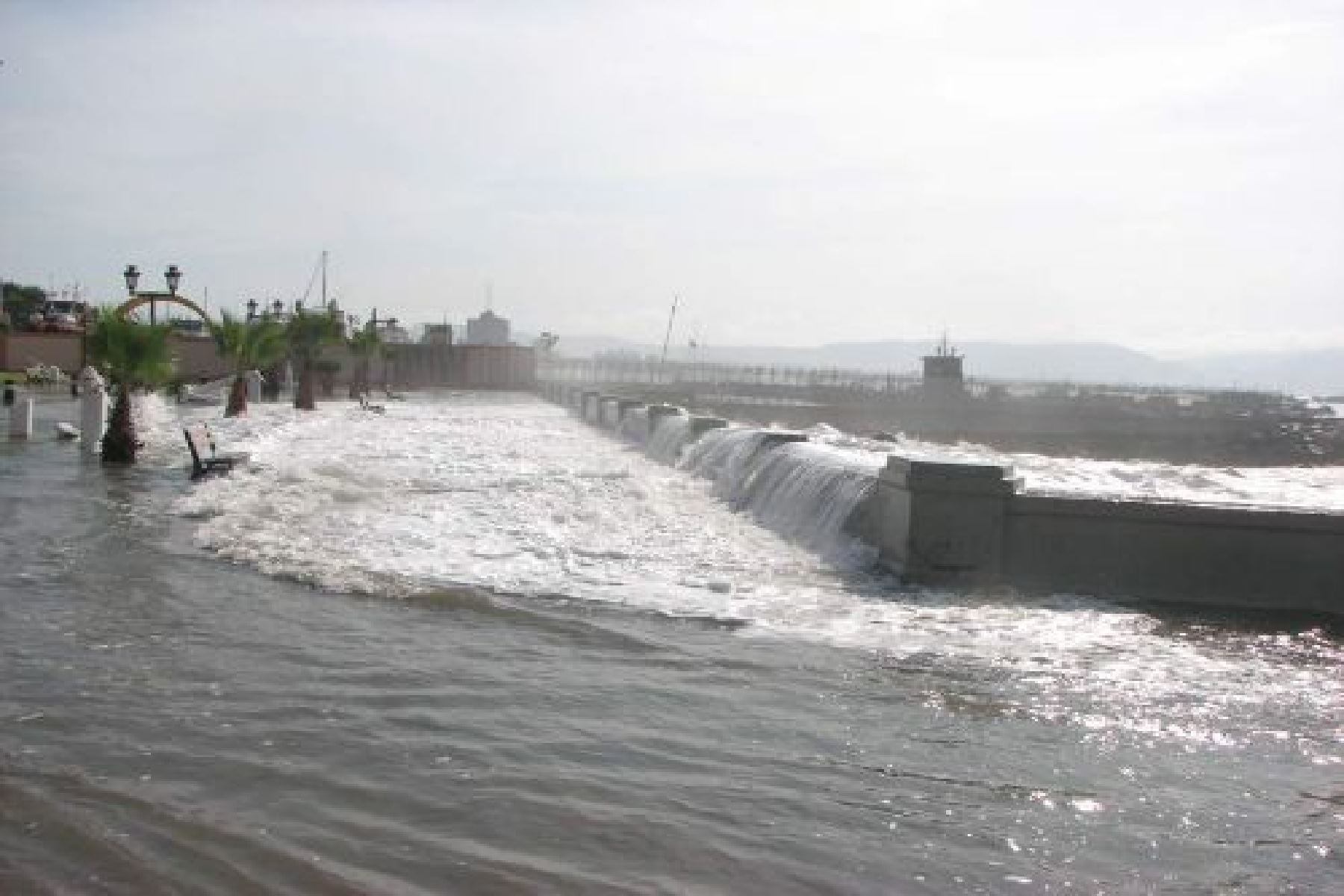 Se recomienda suspender todas las actividades portuarias y de pesca. Foto: Andina