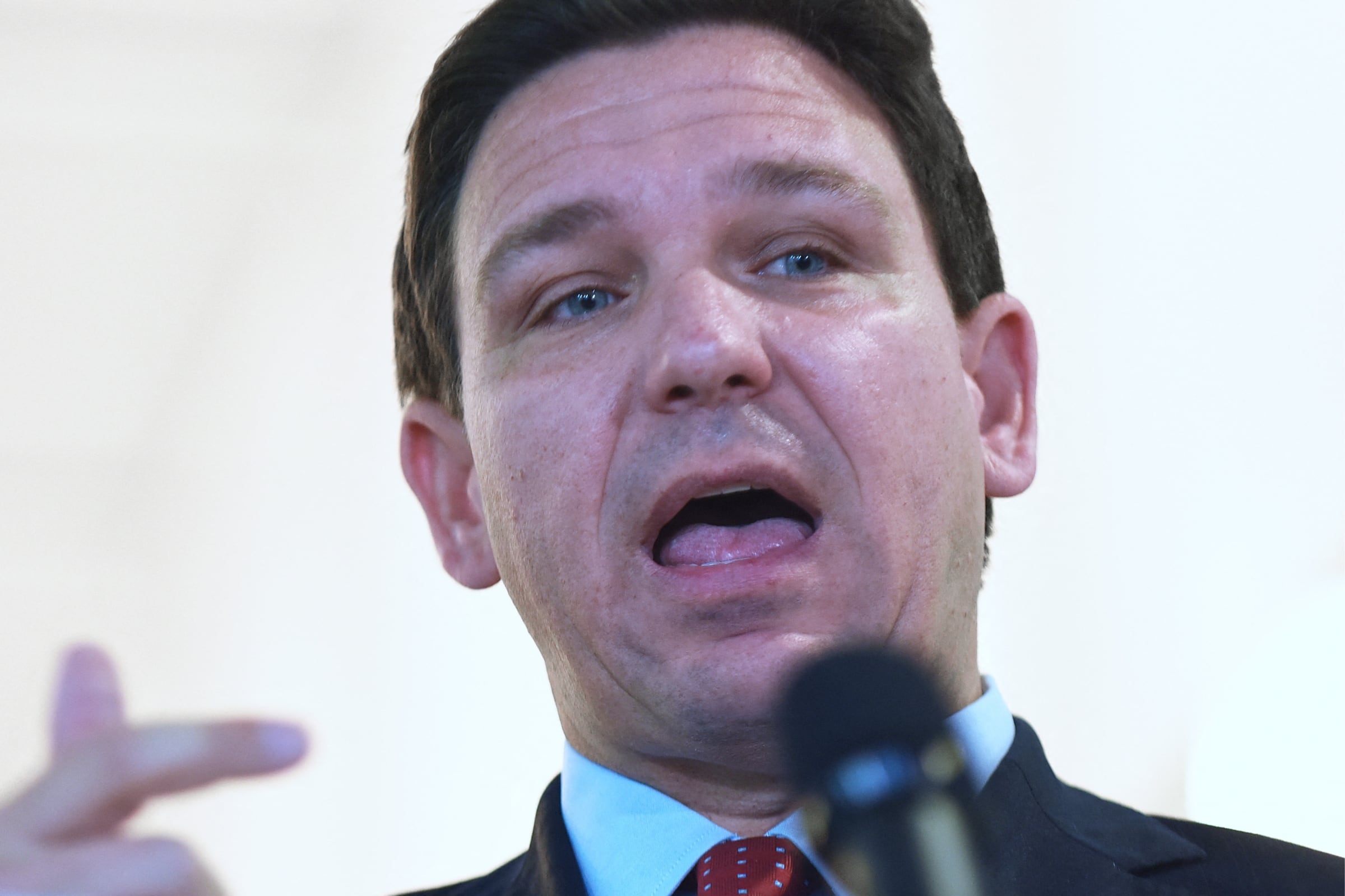 El gobernador Ron DeSantis estuvo a favor de este proyecto cuando llegó a su escritorio allá por el 2024 (Foto: AFP)