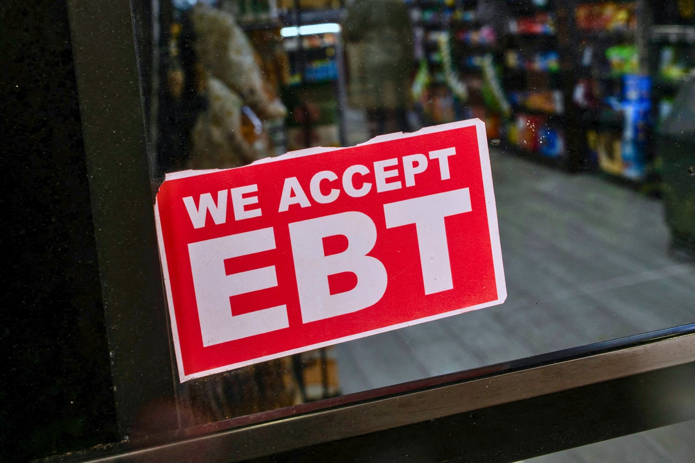 Son varios los establecimientos que aceptan tarjetas EBT para las compras de alimentos en Estados Unidos (Foto: AFP)