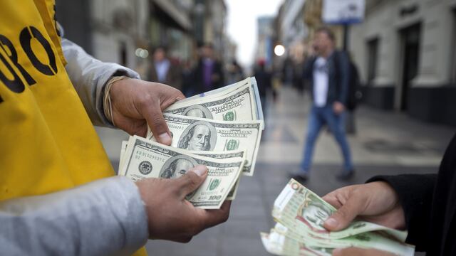 Dólar cierra a la baja en S/ 3.85 ante oferta de corporativos locales por pagos de CTS