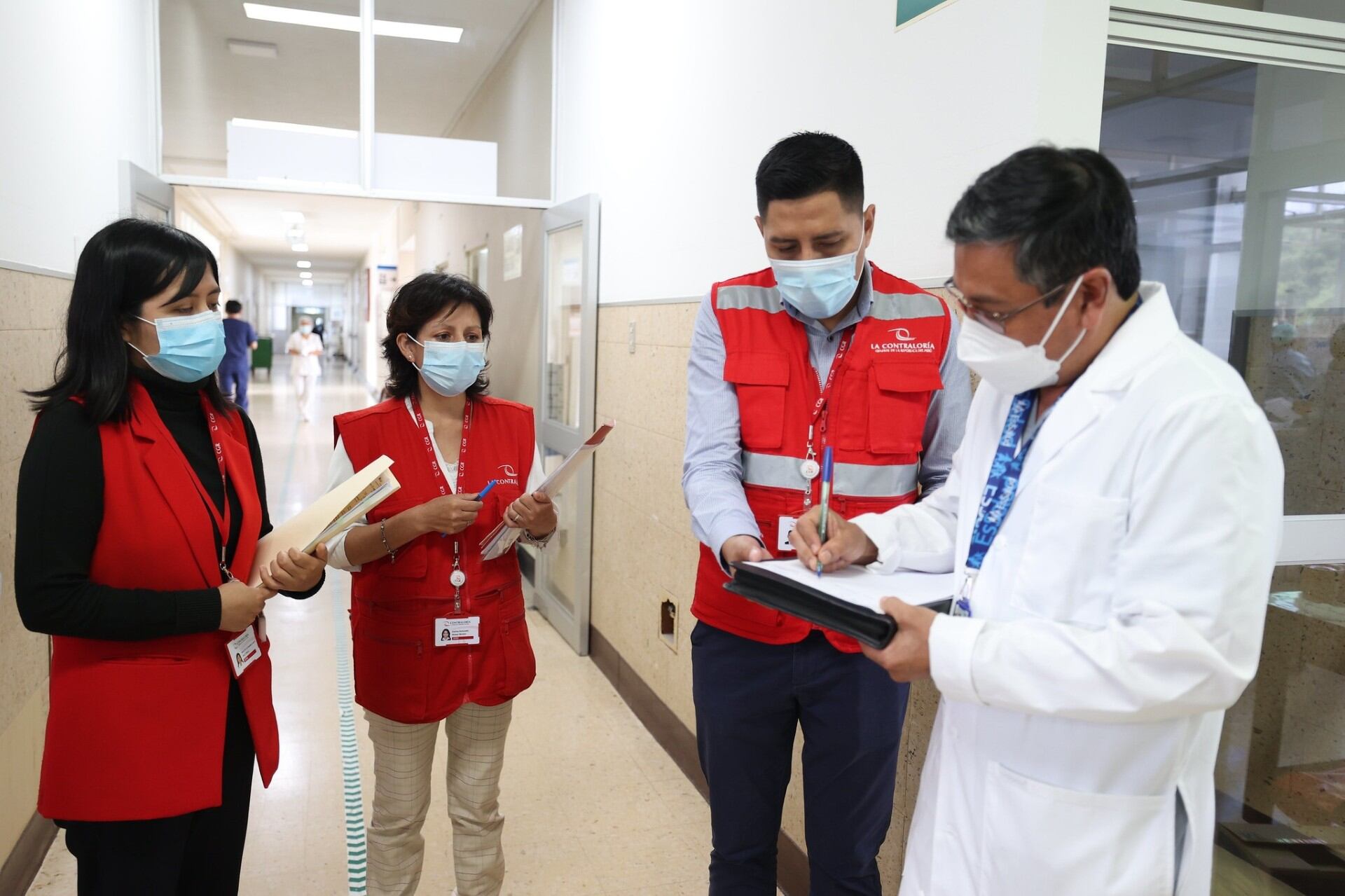 Se realizaron visitas de control en establecimientos médicos de 8 regiones del país. Foto: Contraloría.
