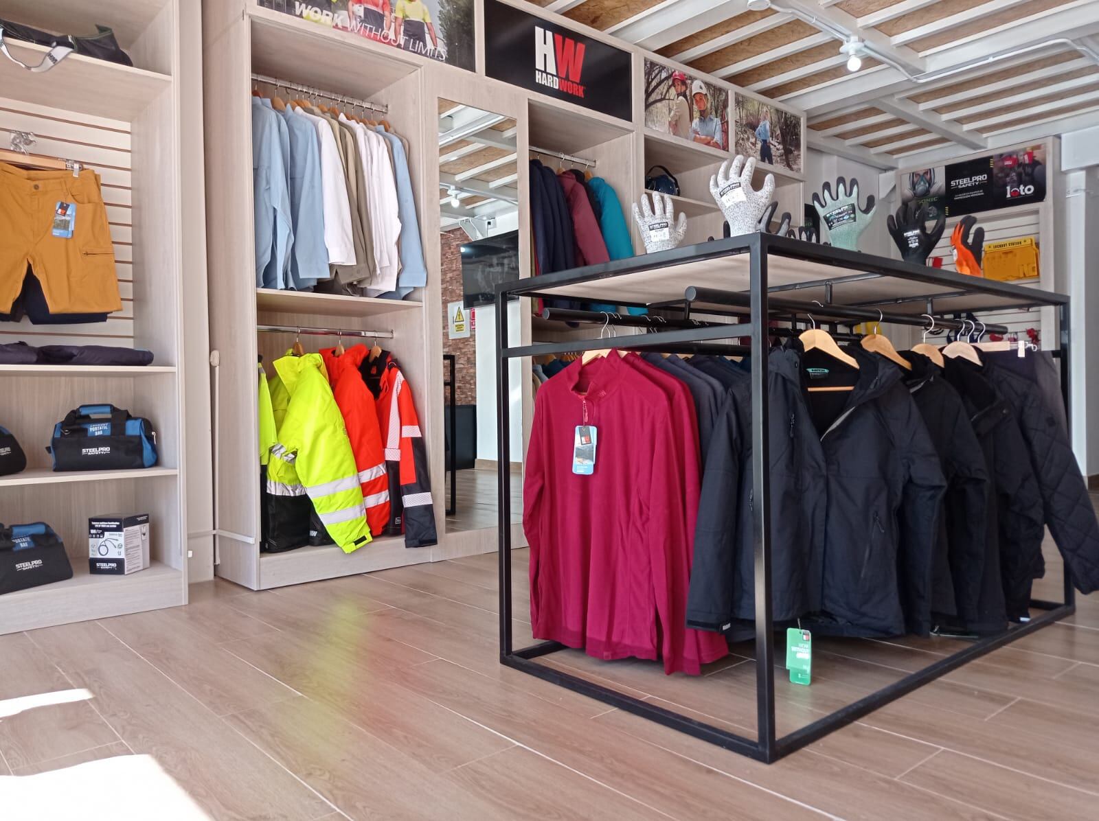 Vicsa Safety Perú tiene a la marca Hardwork, cuya oferta es especialmente ropa y calzado, destinado para los segmentos industrial y outdoor.