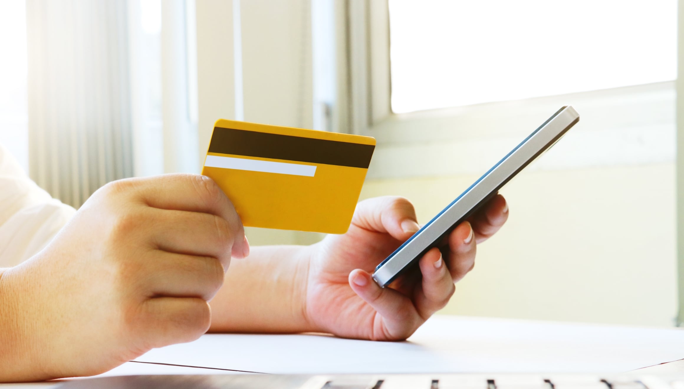 Rumores en redes sociales apuntan a un supuesto cierre general de las cuentas bancarias de los inmigrantes indocumentados. ¿Es cierto? (Foto: Freepik)