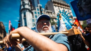 Ingresos paupérrimos empujan a los jubilados de Argentina a seguir trabajando