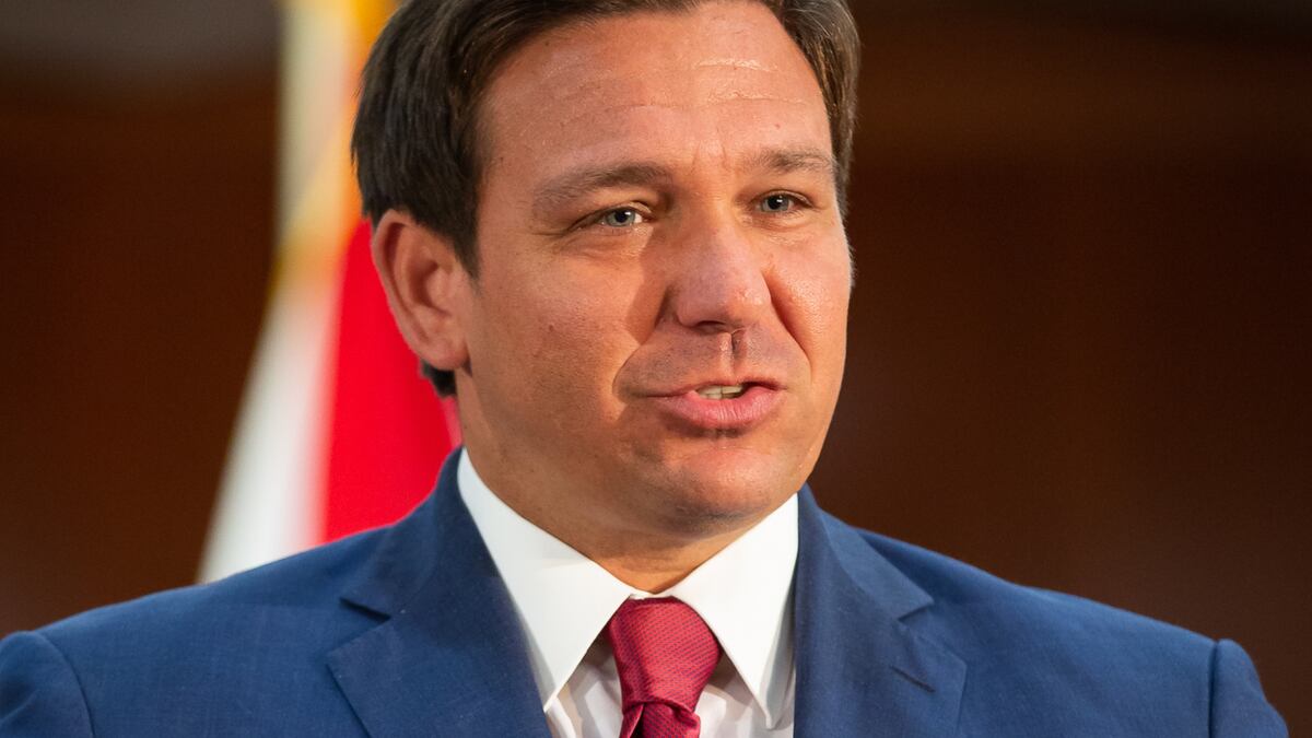 DeSantis firma nueva ley en Florida que facilitará los pagos a municipios, condados y oficinas locales: ¿de qué trata la HB 967?