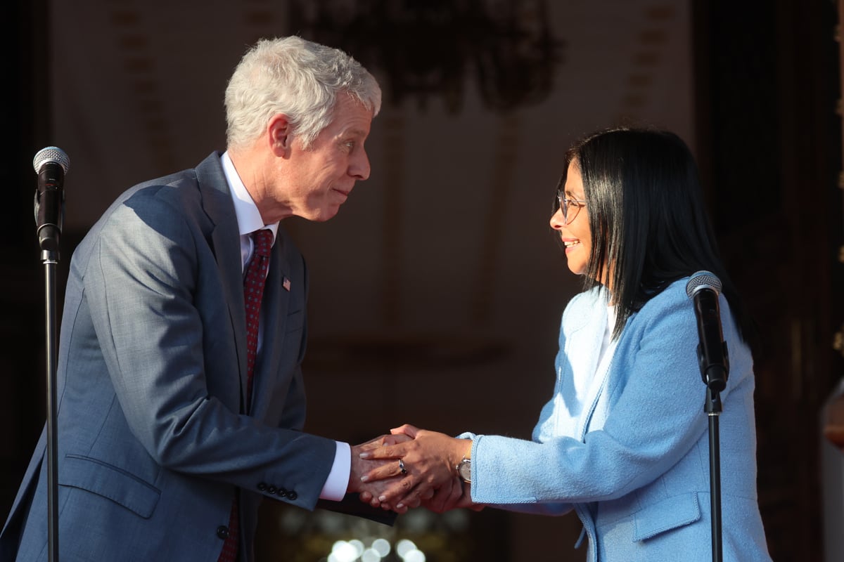 La mandataria encargada de Venezuela, Delcy Rodríguez, y el secretario de Energía de Estados Unidos, Chris Wright, luego de una reunión oficial en Caracas, el 11 de febrero de 2026. (Miguel Gutiérrez / EFE)
