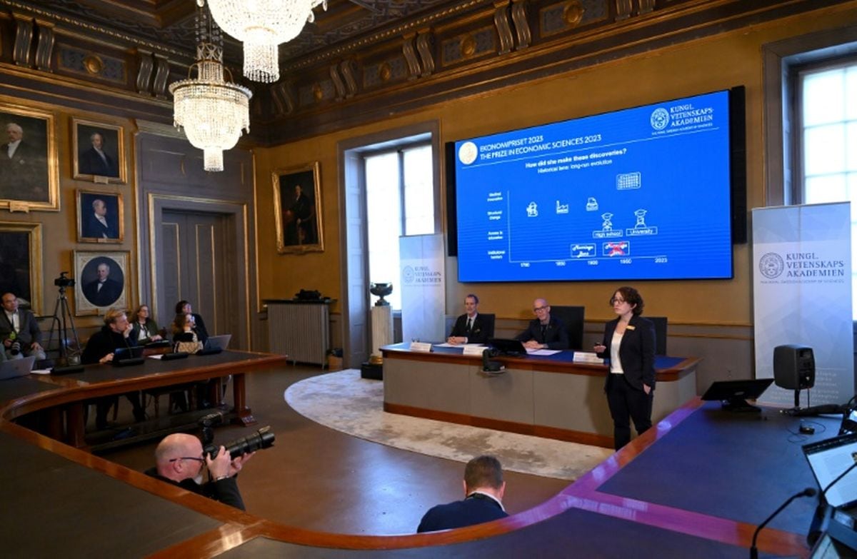Randi Hjalmarsson (derecha.), miembro del Comité del premio Nobel de Economía, presenta el trabajo de la galardonada de este año, Claudia Goldin, el 9 de octubre de 2023 en la Real Academia de Ciencias de Suecia, en Estocolmo (Foto: AFP)
