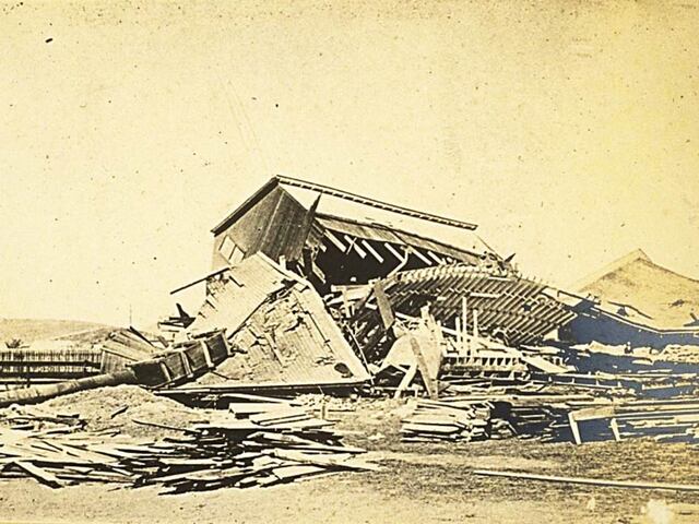 Un terremoto de magnitud 7,4 sacudió la costa central de California a finales de junio de 1838. La ruptura se extendió por un segmento de 60 a 100 millas de la falla de San Andrés, desde San Francisco hasta Monterey. El seísmo no causó víctimas, pero sí graves daños materiales. La tierra se movió en ondas y se agrietó, los árboles se balancearon y se rompieron, y los cauces de los arroyos se desplazaron. La vajilla y la cristalería se rompieron, y las casas y las paredes, a menudo de adobe, se resquebrajaron. Una casa se derrumbó en San José y la Misión Dolores de San Francisco sufrió graves daños. | Crédito: Bancroft Library, University of California, Berkeley