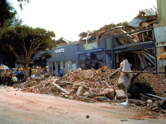 El terremoto de Loma Prieta de 1989, de magnitud 6,9, sacudió la zona de la bahía de San Francisco durante la retransmisión del tercer partido de las Series Mundiales. El seísmo causó 63 muertos y pérdidas materiales por valor de entre 6.000 y 10.000 millones de dólares. El derrumbamiento de la autopista de dos pisos Interstate 880/Cypress en Oakland provocó cambios en la construcción de autopistas de dos pisos en toda la costa oeste. | Crédito: C.E. Meyer/U.S. Geological Survey