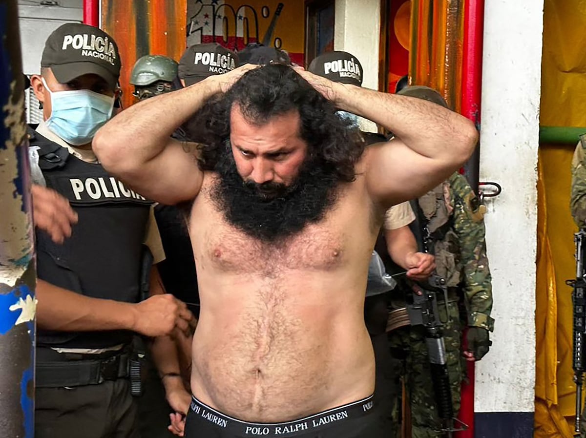 Adolfo Macías, alias Fito, líder de la banda criminal Los Choneros, mientras es trasladado al complejo de máxima seguridad La Roca el 12 de agosto de 2023. (Foto Fuerzas Armadas del Ecuador / AFP).