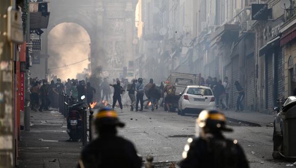 Los manifestantes chocan con la policía antidisturbios de CRS en la Porte d'Aix en Marsella, sur de Francia, el 30 de junio de 2023, por el tiroteo de un conductor adolescente por parte de la policía francesa en un suburbio de París el 27 de junio. (Foto de CHRISTOPHE SIMON / AFP)